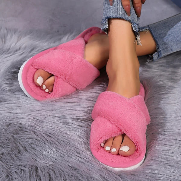 Cozy Lune CloudSlides – Fluffy Cross Slippers