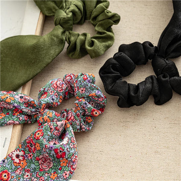 Cozy Lune Satin Ribbon Scrunchie – Elegant Hair Tie with Flowing Bow