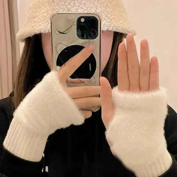 Cozy Lune CloudWarmers – Fluffy Fingerless Arm Gloves